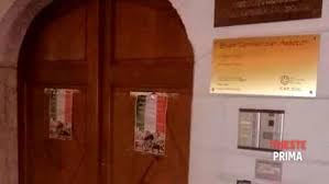 Come ristrutturare l'immobile di pregio dell'ambasciata o del consolato senza incorrere in sanzioni. Manifesti Fascisti Sulla Porta Del Consolato Croato
