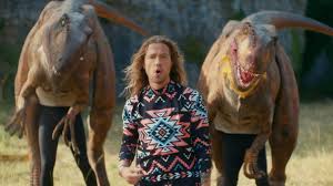 Nous rencontrons actuellement un problème technique. Julien Dore Joue Avec Ses Dinosaures De Compagnie Dans Le Clip De Nous