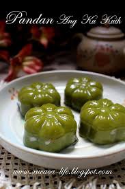 过一个新年 小贩中心的食物也有了新价格 那一天吃了一碗咖哩面 付钱后感觉有点贵了 可是没多问 自己安慰 这也许是新春的价格 年过十五 怎么价钱还是一样呢 而且不是 加料 的那一碗呢 原来这就是新年后的新价 asian cake traditional food cooking recipes