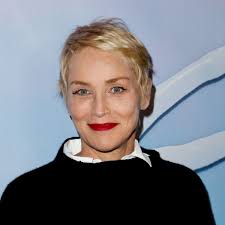 Sharon stone loves to sleep. Sharon Stone Mit Uber 60 Gegen Krahenfusse Setzt Sie Auf Diesen Wirkstoff Bunte De