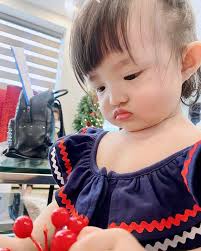 Con gái Đông Nhi Ông Cao Thắng gọi bà vang nhà, gương mặt bặm trợn khiến mẹ  cũng khiếp