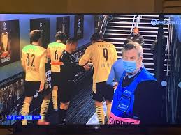 Штрафной удар у команды манчестер сити фк. Assistent Sudi Vzyal Avtograf U Holanda Posle Matcha Man Siti Borussiya