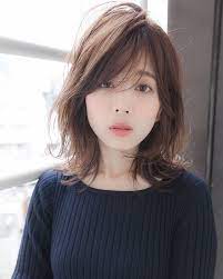 ヘアスタイルでコンプレックス解消 小顔になれる ヘアカタログ20選 ヘアスタイリング 40代 ヘアスタイル セミロング ヘアスタイル