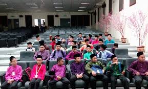 Panduan ini akan memberikan informasi lengkap seputar sekolah menengah kejuruan (smk) mulai dari bidang dan jurusan yang ada di dalamnya, persiapan kuliah untuk anak smk, hingga apa yang harus dilakukan bagi lulusan smk yang ingin terjun langsung di dunia kerja. Keluar Alumni Samura Alumni Sekolah Menengah Sains Muar Facebook