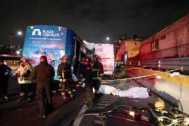 De acuerdo a versiones preliminares, un camión de la ruta plaza coacalco, con placas 502hf5, impactó contra dos camiones estacionados en la parada de el gallito. Accidente En La Mexico Pachuca Deja Al Menos 11 Muertos