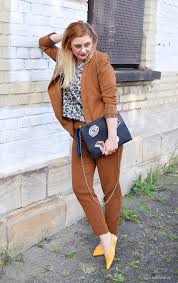 Verändere schnitt und details deines damen hosenanzugs. So Stylst Du Einen Hosenanzug Lassig Look Mit Anzug Fur Frauen In Cognac Outfit Die Edelfabrik Der U40 Blog Fur Mode Beauty Reise Und Lifestyle Fur Frauen Ab 30 Und Ab 40
