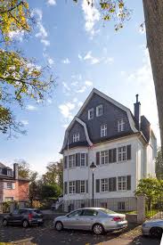 Was sie dabei beachten müssen, welche rolle die denkmalschutzbehörde dabei spielt und wie sie sich die sanierungsmaßnahmen fördern lassen können. Denkmalgeschutztes Haus Auf Der Meliesallee In Dusseldorf Benrath Dusseldorf Benrath Dusseldorf Denkmal
