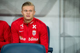 The norwegian striker is heavily linked with a move away from the bundesliga outfit. Erling Haaland Spotted Signing Manchester United Shirt