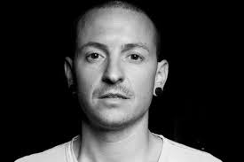 Chester bennington, vokalis utama band linkin park dilaporkan meninggal dunia di usia 41. Hasil Otopsi Penyanyi Linkin Park Diumumkan Ini Penyebab Kematiannya