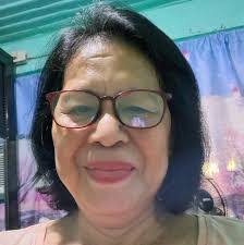 Beth Flores's Instagram, Twitter & Facebook