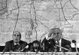 Mitterrand et kohl à verdun il y a 35 ans le 22 septembre 1984pic.twitter.com/t6nu511w5b. Die Deutsche Wiedervereinigung Ein Missverstandnis Zwischen Kohl Und Mitterrand Treffpunkteuropa De
