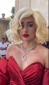 خلال الفترة التي خدم فيها كنقيب في جهاز الشرطة في فوشان، يتعرض معلم الفنون القتالية. Ø¨Ù„ÙˆÙƒ Ù…Ø§Ø±Ù„ÙŠÙ† Ù…ÙˆÙ†Ø±Ùˆ Ù‡Ù†Ø§ Ø§Ù„Ø²Ø§Ù‡Ø¯ ØªØ®Ø·Ù Ø§Ù„Ø£Ù†Ø¸Ø§Ø± Ø¨Ø¬Ù„Ø³Ø© ØªØµÙˆÙŠØ± Ø¬Ø¯ÙŠØ¯Ø©