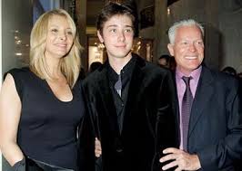 Lisa is known for earning international recognition for her work as a part of the television sitcom friends. Michel Stern Wiki Age Lisa Kudrow S Husband Biography Family Kids