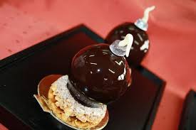 Onde De Choc Chocolat Praline Mousse Chocolat Lactee Coeur Coulant Praline Noisettes Caramelisees Biscuit Cro French Cuisine Food French Restaurants