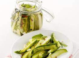 Per cucinare questo piatto non può mancare un ingrediente al termine di tale periodo togliete l'aceto dai vasi e al suo posto mettete tanto olio d'oliva da coprire completamente i cetriolini. Come Conservare I Cetrioli Sotto Aceto Guide Di Cucina