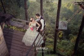 Baik wisatawan lokal maupun mancanegara, semuanya terkesima oleh pemandangan alamnya yang menakjubkan. Foto Prewedding Outdoor Omah Kayu Paralayang Di Lereng Alam Gunung Banyak Batu Malang Foto Prewedding Potreto Photography Surabaya 1 Jpg Malang Alam Surabaya