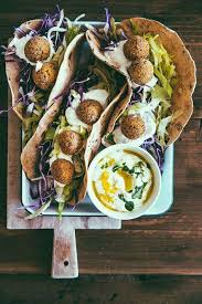 Chickpea Quinoa Falafel With Chapati Bread And Lemon Mint Yogurt Sauce Gesundes Essen Rezepte Und Leckeres Essen