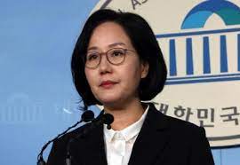 Sh 사장 후보자에서 사퇴한다며, 저를 지지하고 비판한 모든 국민께 죄송하다고. ì„œìš¸ì‹œ Shê³µì‚¬ ì‚¬ìž¥ì— ê¹€í˜„ì•„ ì „ ì˜ì› ë‚´ì • ì•„ì£¼ê²½ì œ