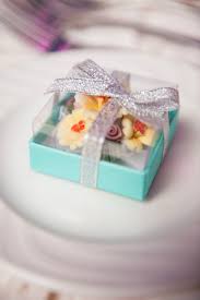 Descubra la tiffany blue box y cómo se convirtió en un icono del lujo y la exclusividad. Chocolate Flowers In A Tiffany Blue Box With Silver Ribbon Today S Bride