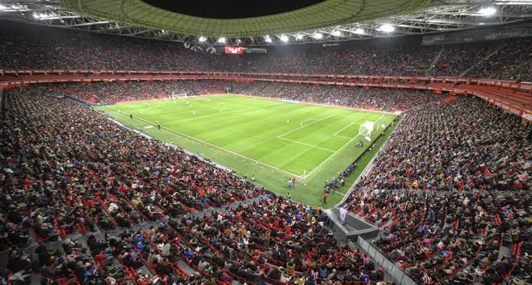 Estádio de futebol lotado à noite