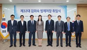 김기현 국민의힘 원내대표는 문재인 대통령의 청와대 참모인 김외숙 인사수석과 이진석 국정상황실장, 이광철 민정비서관을 '문고리 3인방'으로 지목하고 이들의 경질을 촉구했다. ê¹€ì™¸ìˆ™ ì‹ ìž„ ë²•ì œì²˜ìž¥ ì·¨ìž„ ë³´ë„ìžë£Œ ë‰´ìŠ¤ ì†Œì‹ ë²•ì œì²˜