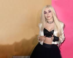 #lachansondelannée les artistes sélectionnés ont un message pour vous rdv ce soir dès 21:05 pour la chanson de l'année ! Pin Auf Ava Max