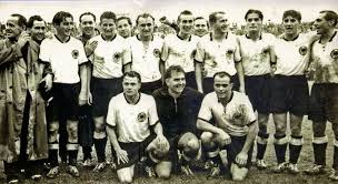 Hungría venía de ganar el torneo olímpico de fútbol, edición que se disputó en helsinki en 1952 y tenía una envidiable racha de 28 partidos invicta, por eso al llegar a la cita mundialista de 1954 era una de las favoritas. Alemania Y Su Camino A La Gloria Suiza 1954 Triatlonfa Wctfinal Futbol Amino Amino