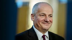 Nový ministr zdravotnictví roman prymula zdůvodnil tato opatření tím, že zpěv je jedna z nejrizikovějších aktivit, díky níž dochází k přenosu koronaviru. Zdravotnictvi Povede Prymula Prisny Epidemiolog I Kritik Vojtecha Idnes Cz