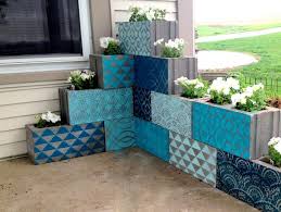 Jardinieres En Beton Faites Maison En Parpaings Peints A Motifs Et Plantes A Fleurs Amenagement Jardin Idees Jardin Jardiniere Beton