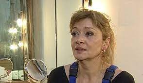 Este profesoară la universitatea hyperion din bucurești, facultatea de arte, secția actorie. PreÅ£ul ImpÄƒcÄƒrii 17 000 De Euro Catrinel Dumitrescu A PlÄƒtit Scump Pacea Cu BÄƒiatul Lui Emil Hossu Tabu