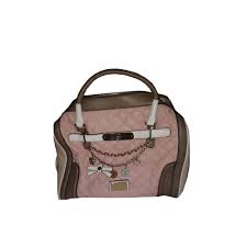 Le sac à servi mais reste en bon état même si il présente des traces d'usure au niveau de la base des anses. Sac A Main En Cuir Guess Rose 9006873