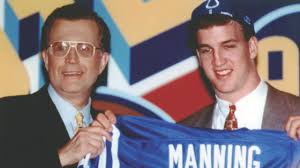 Mars 1976 i new orleans i louisiana) er en tidligere amerikansk fotball quarterback som spilte i national football league (nfl) i 18 sesonger. Peyton Manning Humbled And Honored By Statue Dedication Number Retirement