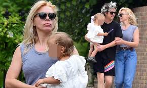 Отметок «нравится», 102 комментариев — billie piper (@billiepiper) в instagram: Billie Piper Steps Out For A Stroll With Boyfriend Johnny Lloyd And Their Daughter Tallulah Daily Mail Online