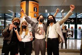 Måneskin polka dots skinny scarf. Eurovision Winners Maneskin Make A Triumphant Return To Rome Aktuelle Boulevard Nachrichten Und Fotogalerien Zu Stars Sternchen