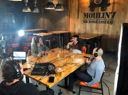 Le t shirt manche longue de la marine on dirait ceux des sous mariniers, le haut de l écuissons a été décousu. Le Balado Dans La Chambre Pour Decouvrir Les Entrepreneurs De La Region Affaires La Tribune Sherbrooke
