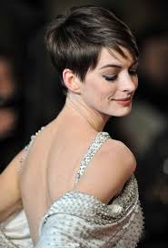 Anne hathaway belts out i dreamed a dream. Anne Hathaway For World Premier Of Les Miserables Short Hair Styles Hair Styles Pixie Haircut