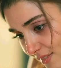 يقول اني امراه ... يغار منها النهار وانني لؤلؤه ... تعدو اليها المحار يقول  اني ... آه اني ... يقول اني امراه ويحسب الازهار لوني ... وبسمتي نبع الصفاء  والعطر ابحارا بثوبي ...