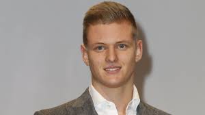 Mick schumacher took to the circuit in a formula 1 car for the first time on tuesday and thoroughly enjoyed the experience. Mick Schumacher Spricht Uber Seinen Vater Stern De