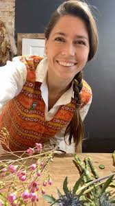 Make a bouquet with us! Meet our GM Kristen! 🍂🍂🍂