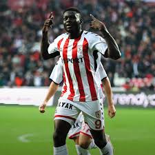 Marius Mouandilmadji daha önce yaptı bugün yine yapacaktır. Hedeflerimizi  sürdürebilmemiz için Trabzonspor maçıyla tekrardan bir çıkış yakalamamız  şart. Yeter ki tek ses olalım bugün. Kazanamayacağımız maç yok….