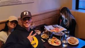 Noah beck (born may 4, 2001) is an american social media personality most known for his content on tiktok. Tiktok Stars Dixie D Amelio And Noah Beck Visit Locali Pizza Om New Canaan