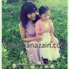 Taking the local music scene by storm in the early '90s, ziana captivated fans with her signature single, madah berhelah. Ziana Zain Dan Keluarga Biodata Zain Saidin Latar Belakang Fakta Agama Dan Jika Anda Mengikuti Perkembangan Ziana Zain Di Instagram Anda Pastinya Perasan Yang Beliau Pernah Beberapa Kali