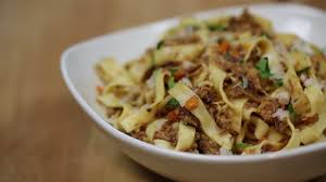 Yaourts, flanby, maronsui's, fromages, steacks hachés charal, crème fraîche, saumon fumé,. La Savoureuse Sauce Bolognaise Dans Les Regles De L Art Youtube