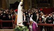 Resultado de imagen de fotografia del papa pidiendo por la paz a la virgen