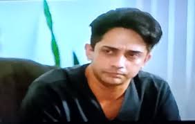 Oye tío Manolo ..Rita te vio cuando te paraste por la ventana..Ya te  descubrieron....Ahora vete para tu casa...Grupo no quiere ..Ay ....Dios  mio..