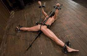 Immobile Bondage - 1200x769