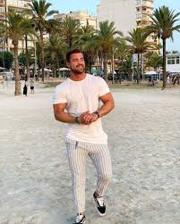 Diese seite zu promis unter palmen ist keine offizielle seite von sat.1. So Hat Sich Tobi Auf Promis Unter Palmen Vorbereitet Promiflash De