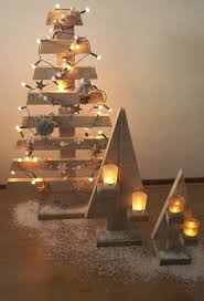 Para pegarlos tenemos diferentes opciones, entre las que encontramos las típicas mediante clavos o chinchetas, o bien optar por soluciones sin clavos. Diy Como Hacer Un Arbol De Navidad Manualidadesmanualidades