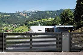 Serienmäßig wird das freitragende schiebetor mit der doppelstabfüllung 8 6 8mm maschenweite 50x200mm geliefert. Schiebetore Elektrisch Und Mechanisch Aus Aluminium Guardi