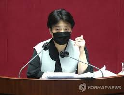 저녁 6시, 남편 퇴근만을 기다리며 하루를 견디어내는 나인데, 10시가 다 되어야 집에 돌아온다니 눈앞이 깜깜해지는 날이었다. Mjutjvsol8tw M